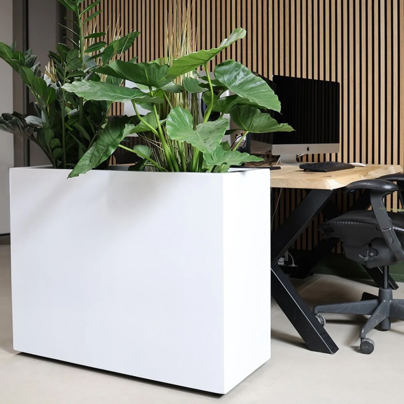 witte plantenbak rechthoekig op wielen